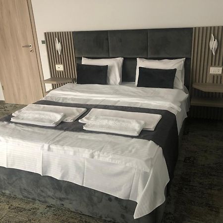 Sub Cetate Hotell Rîşnov Eksteriør bilde
