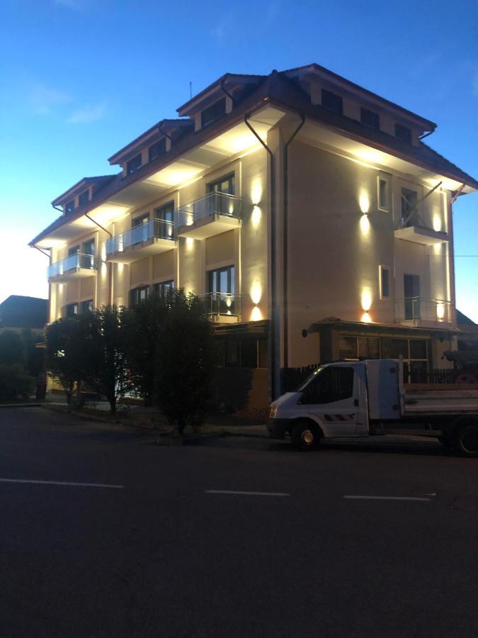 Sub Cetate Hotell Rîşnov Eksteriør bilde