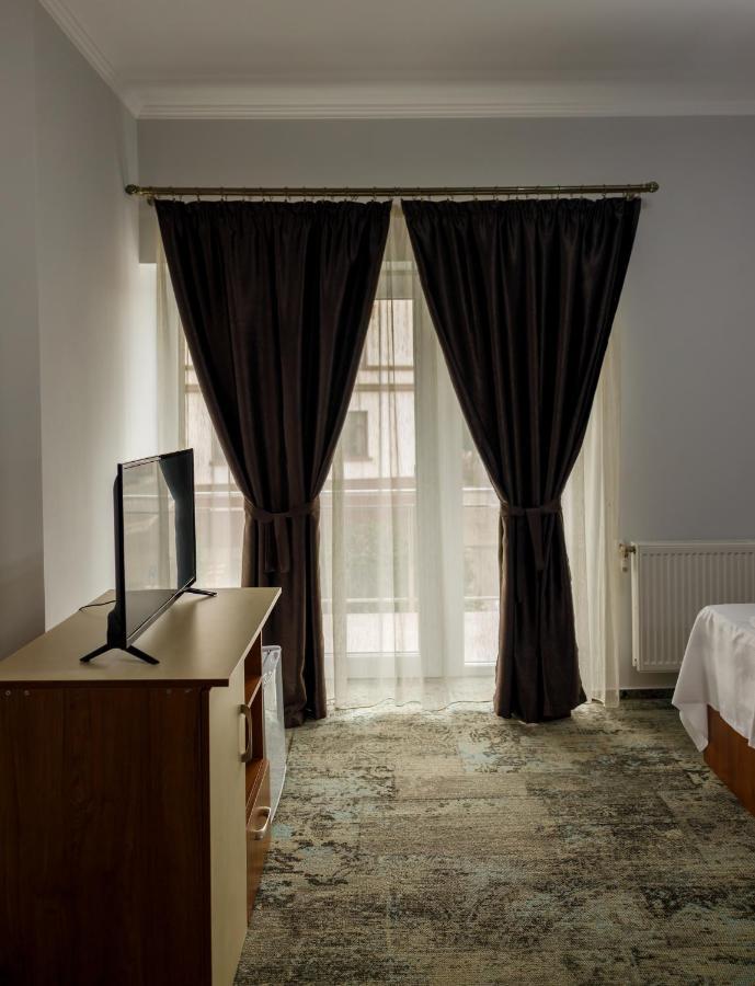 Sub Cetate Hotell Rîşnov Eksteriør bilde