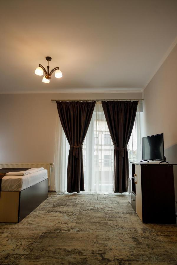 Sub Cetate Hotell Rîşnov Eksteriør bilde