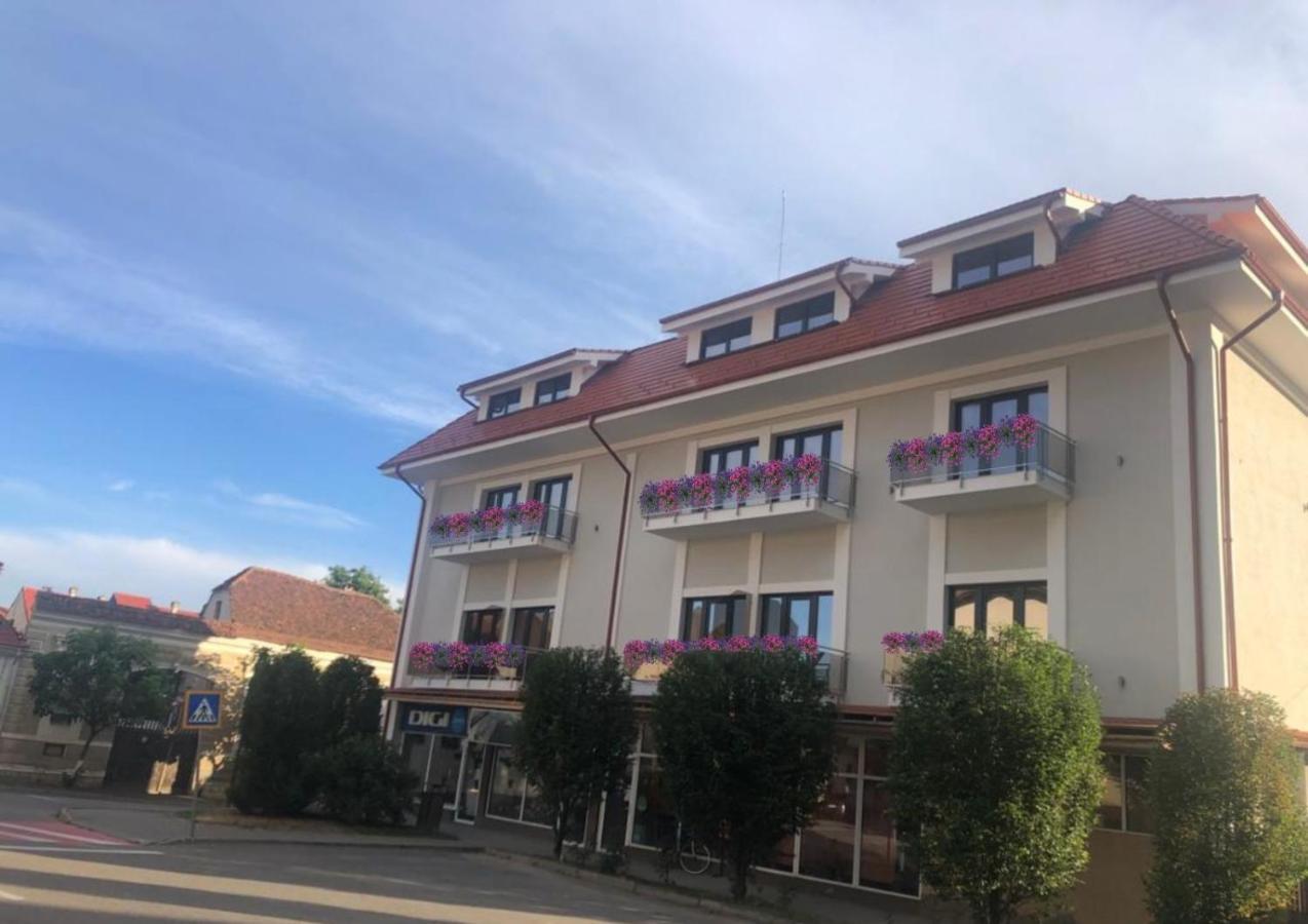Sub Cetate Hotell Rîşnov Eksteriør bilde