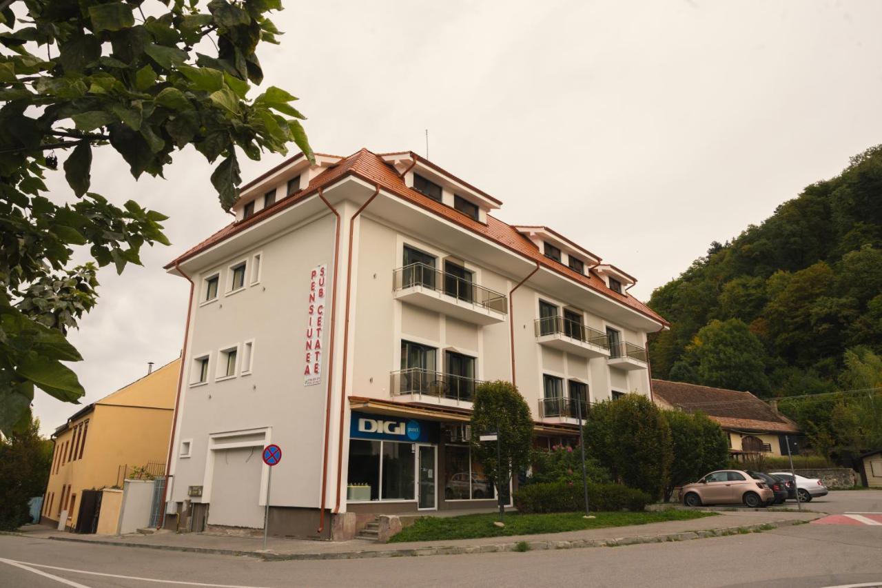 Sub Cetate Hotell Rîşnov Eksteriør bilde