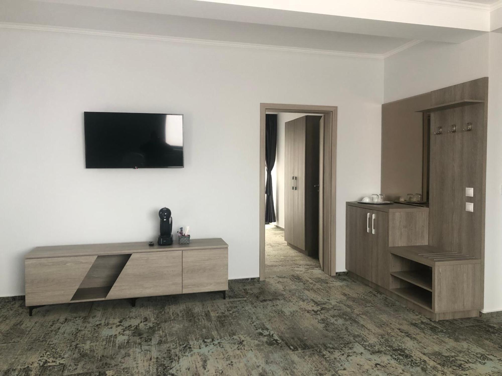 Sub Cetate Hotell Rîşnov Eksteriør bilde