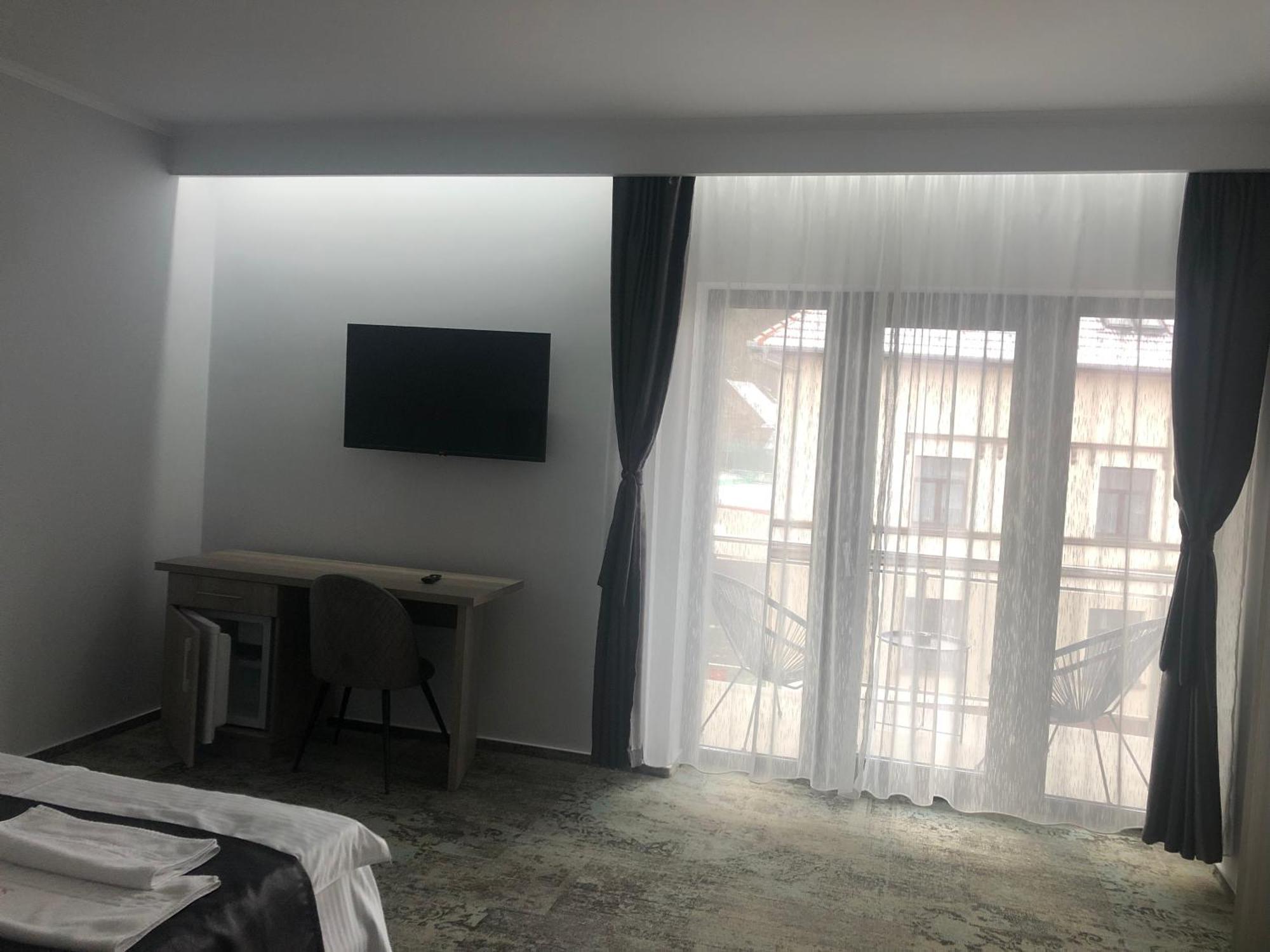 Sub Cetate Hotell Rîşnov Eksteriør bilde