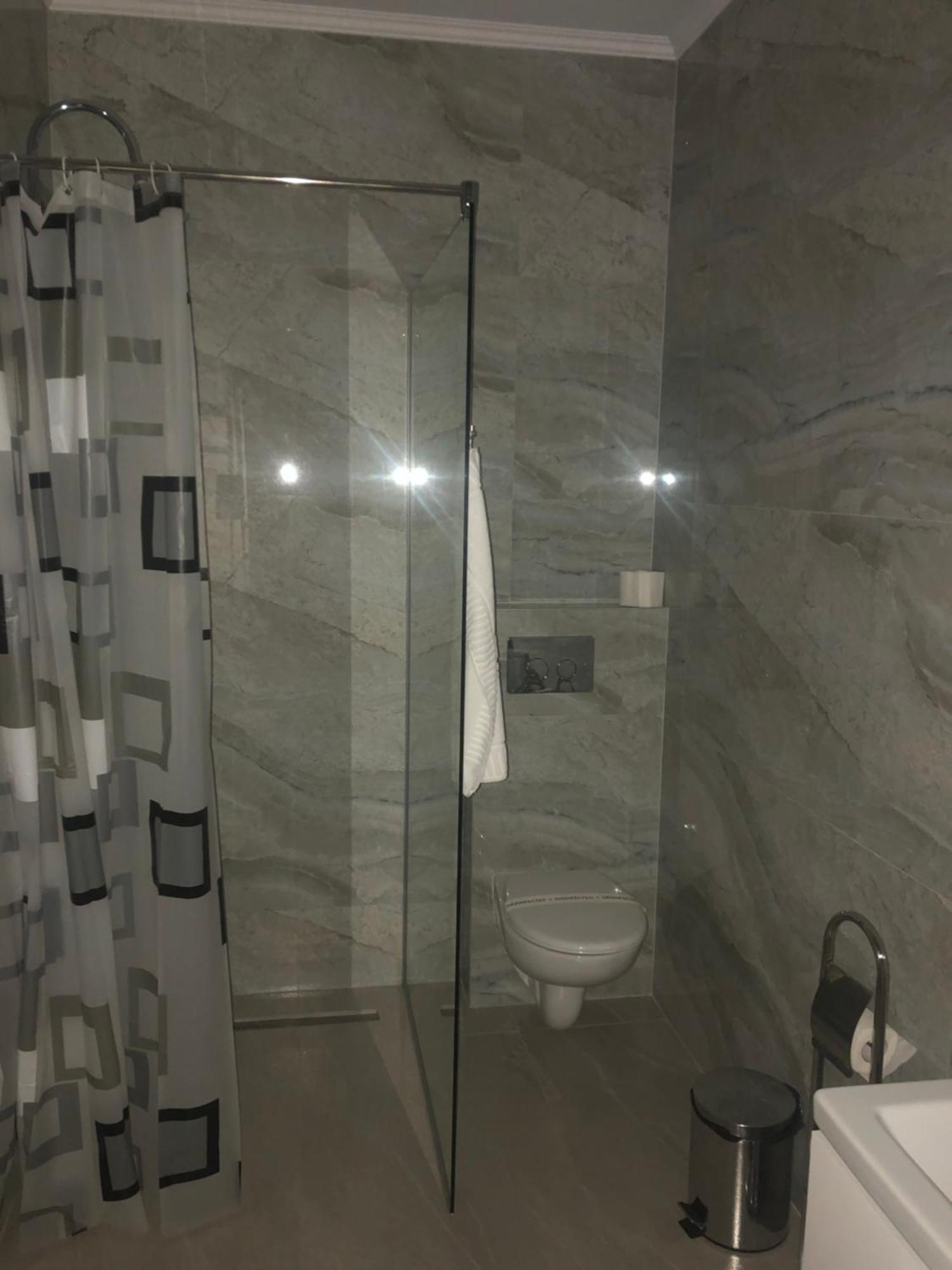 Sub Cetate Hotell Rîşnov Eksteriør bilde