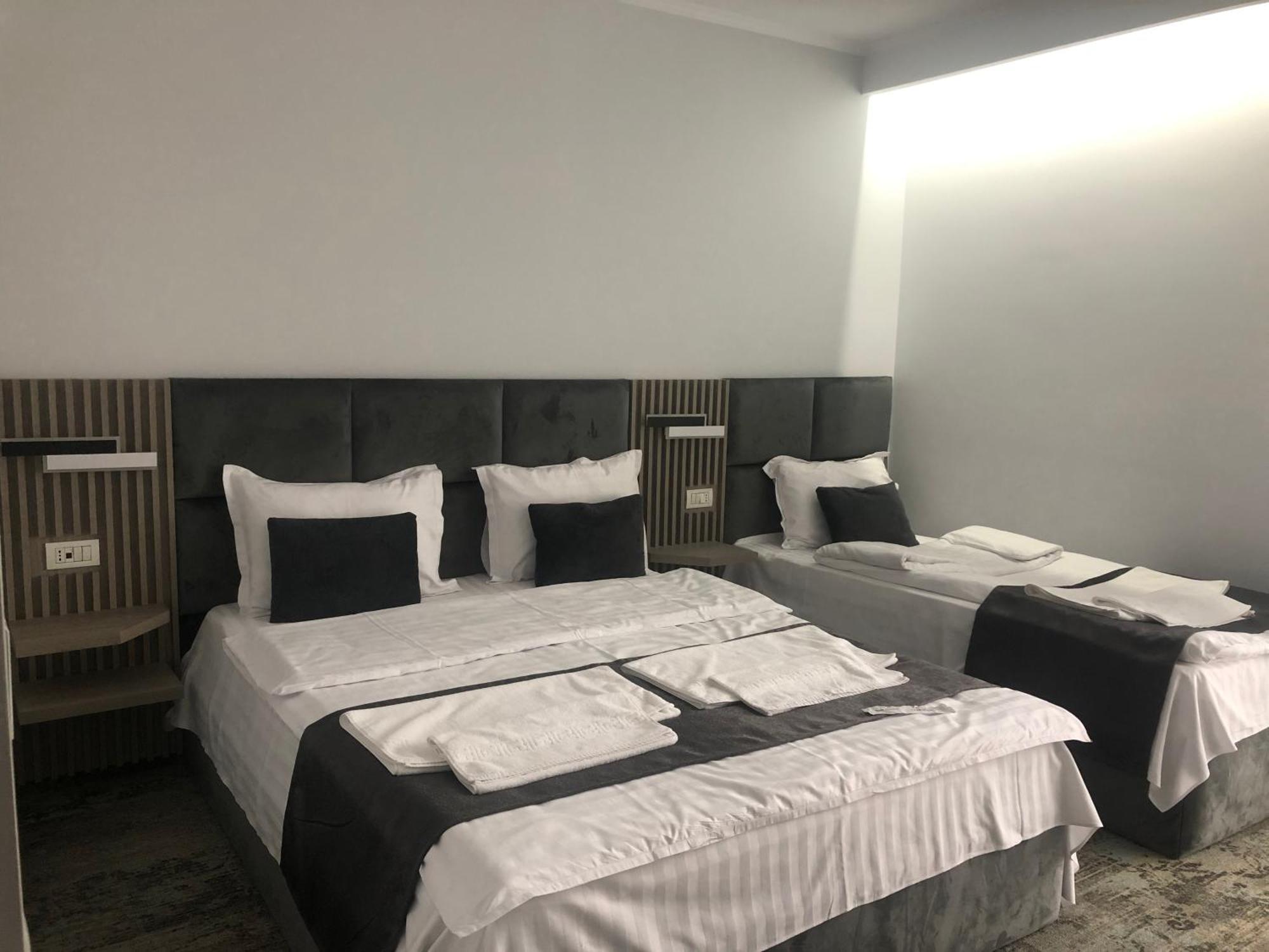 Sub Cetate Hotell Rîşnov Eksteriør bilde
