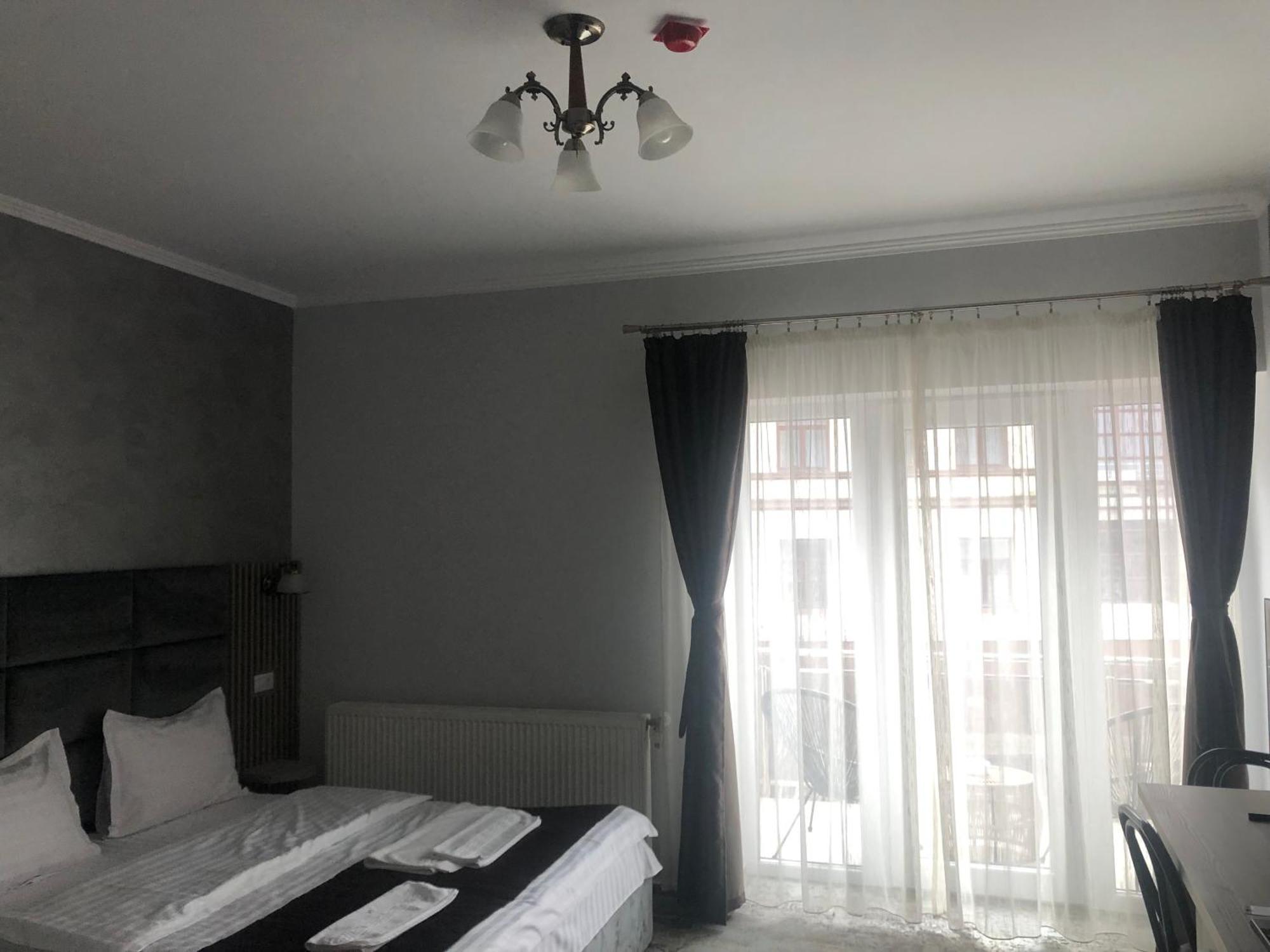 Sub Cetate Hotell Rîşnov Eksteriør bilde