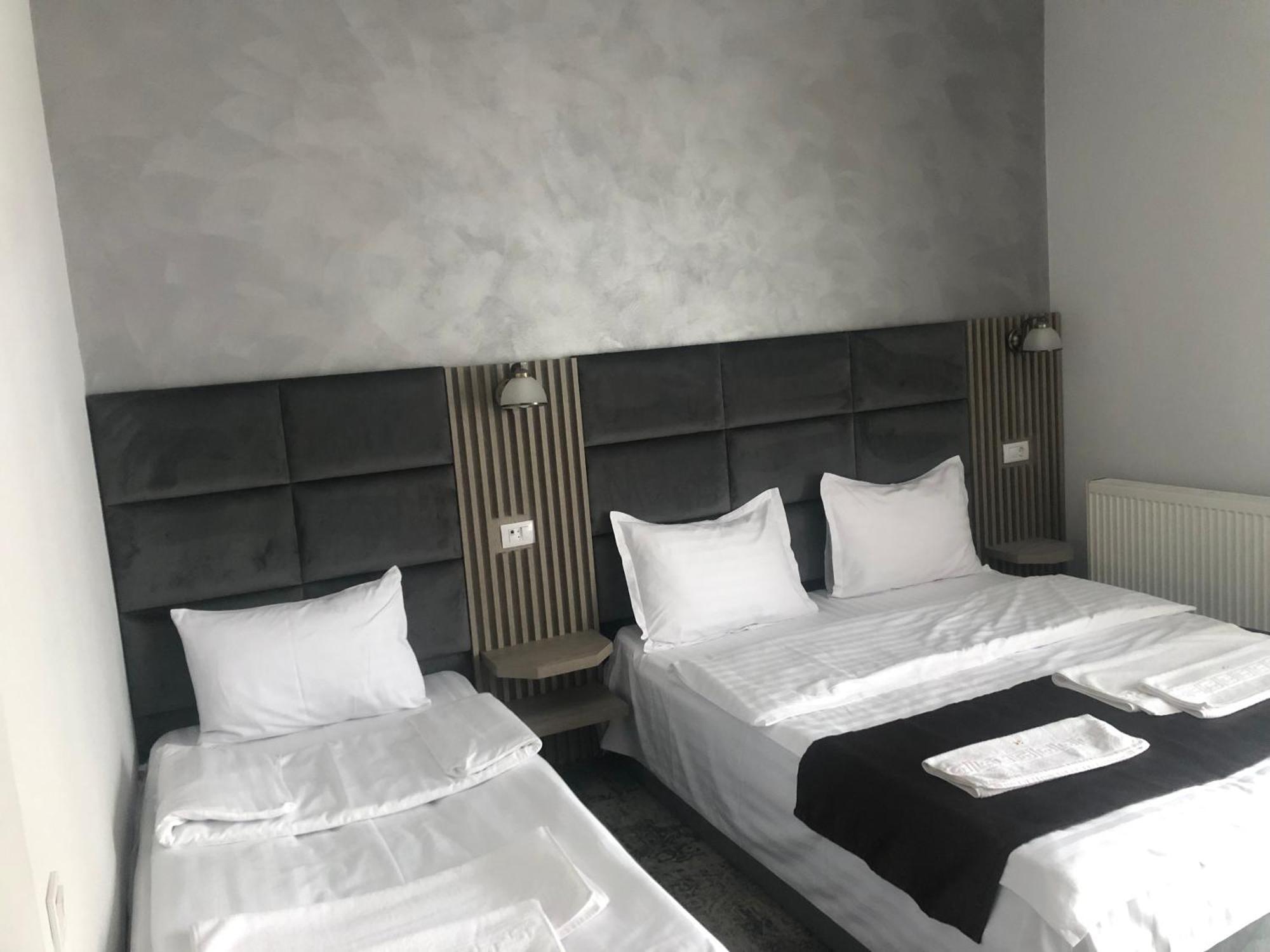 Sub Cetate Hotell Rîşnov Eksteriør bilde