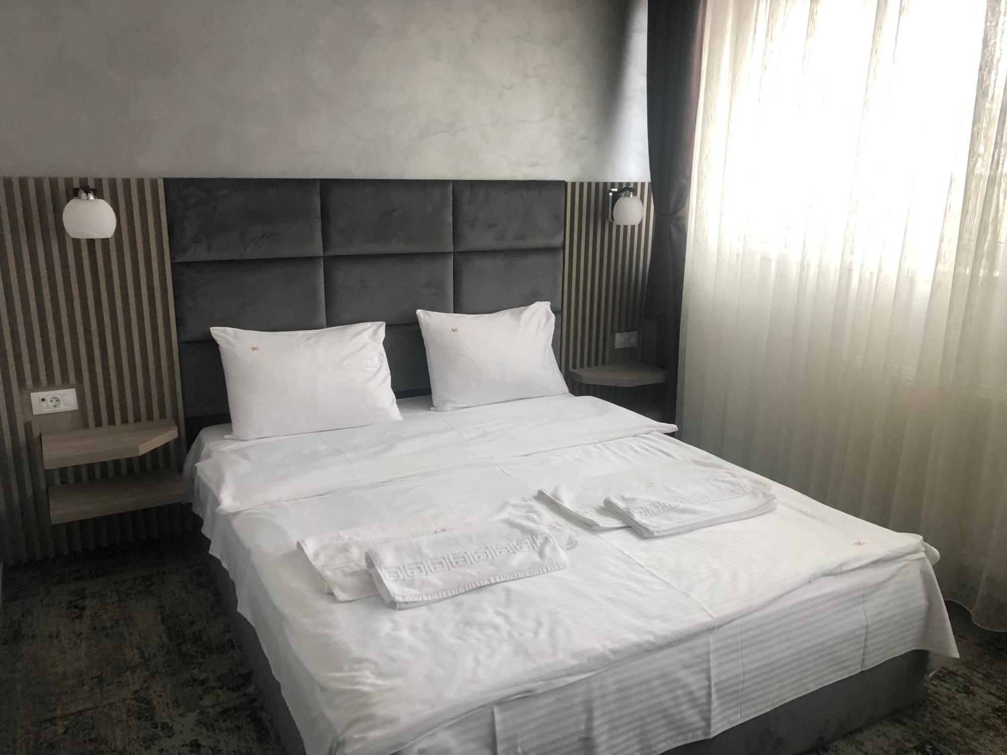 Sub Cetate Hotell Rîşnov Eksteriør bilde