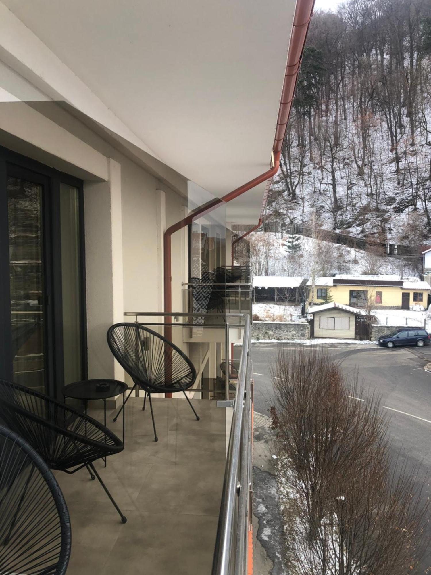 Sub Cetate Hotell Rîşnov Eksteriør bilde
