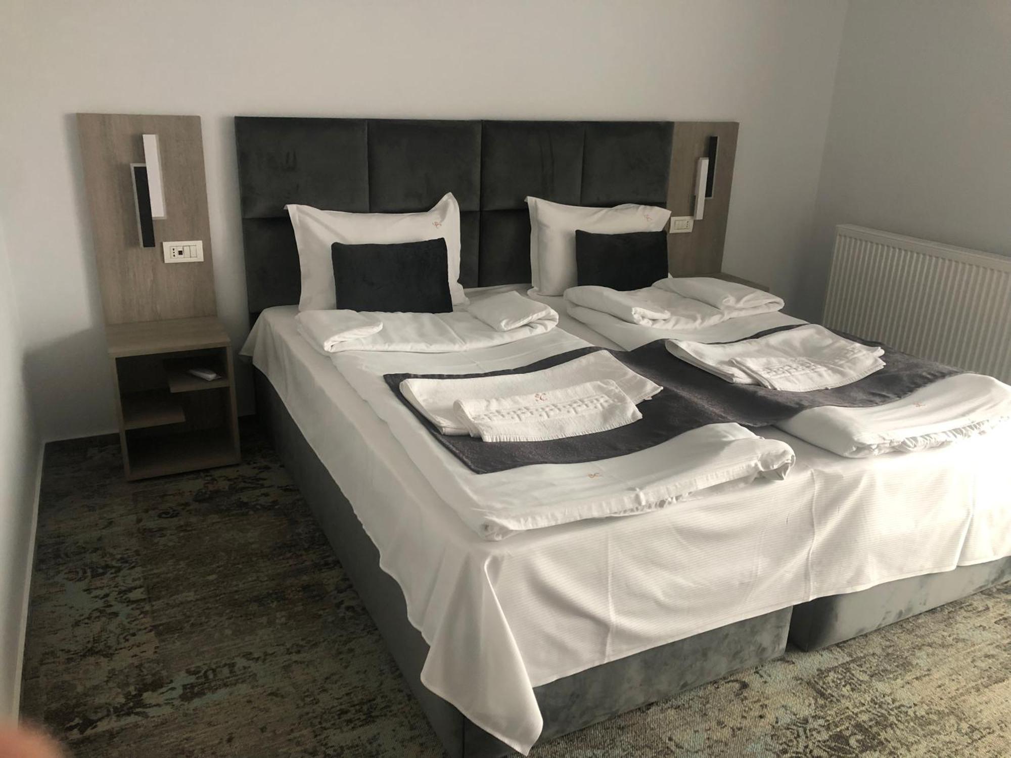 Sub Cetate Hotell Rîşnov Eksteriør bilde