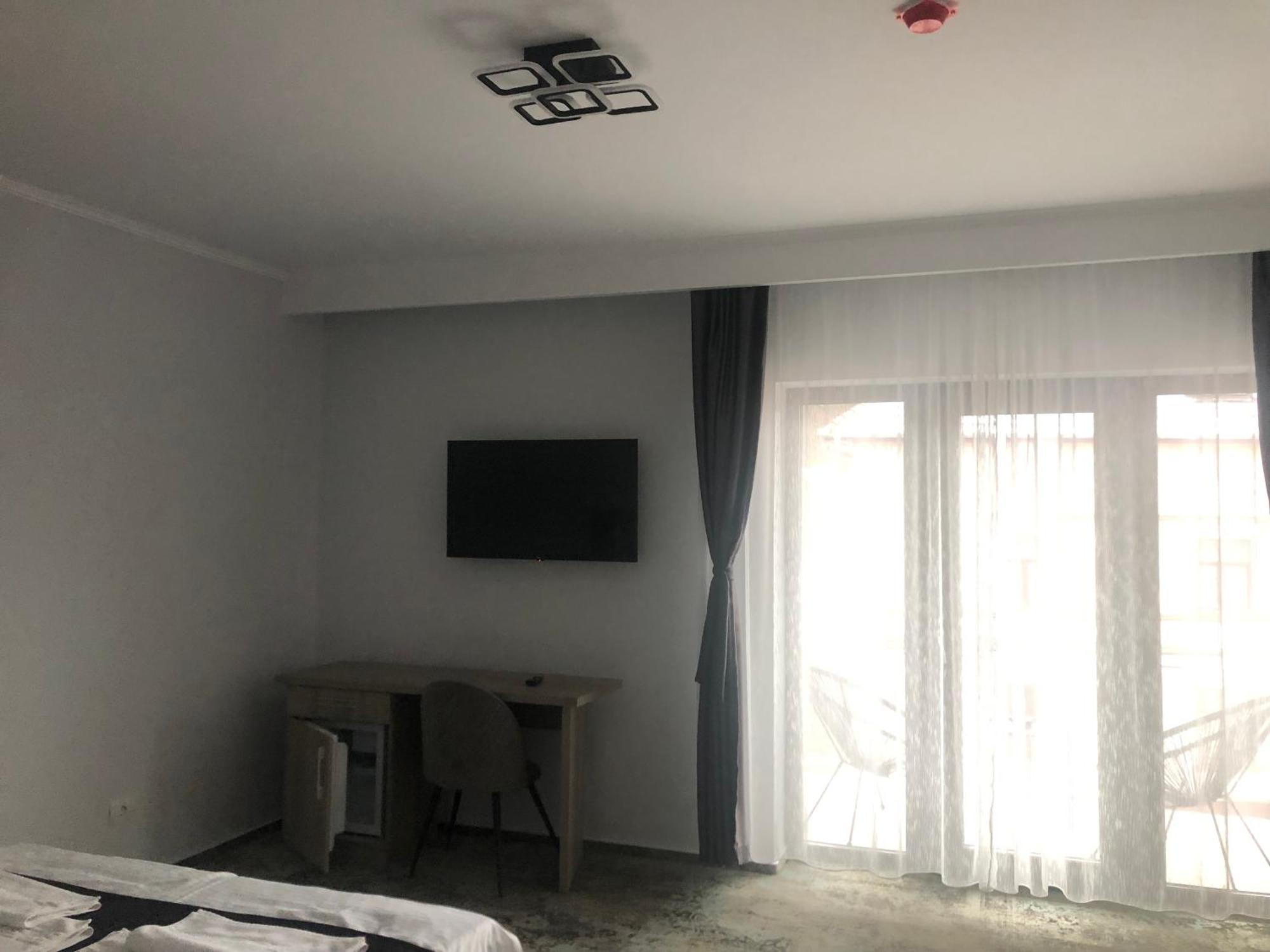 Sub Cetate Hotell Rîşnov Eksteriør bilde