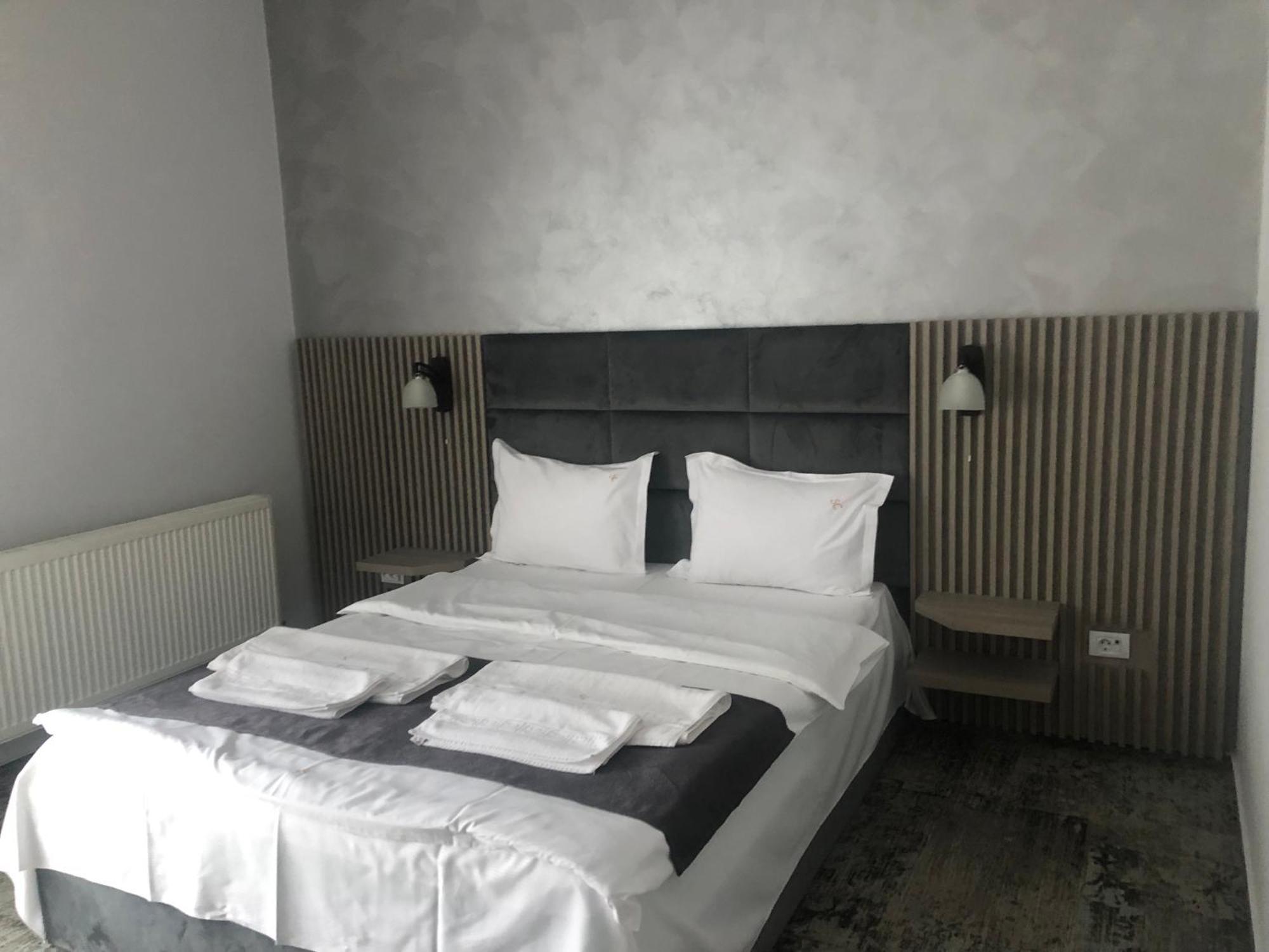 Sub Cetate Hotell Rîşnov Eksteriør bilde