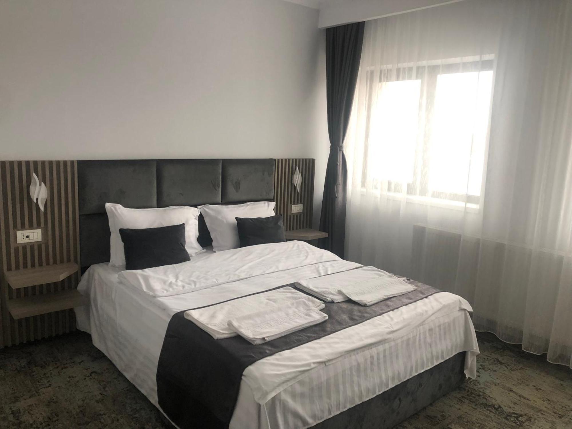 Sub Cetate Hotell Rîşnov Eksteriør bilde