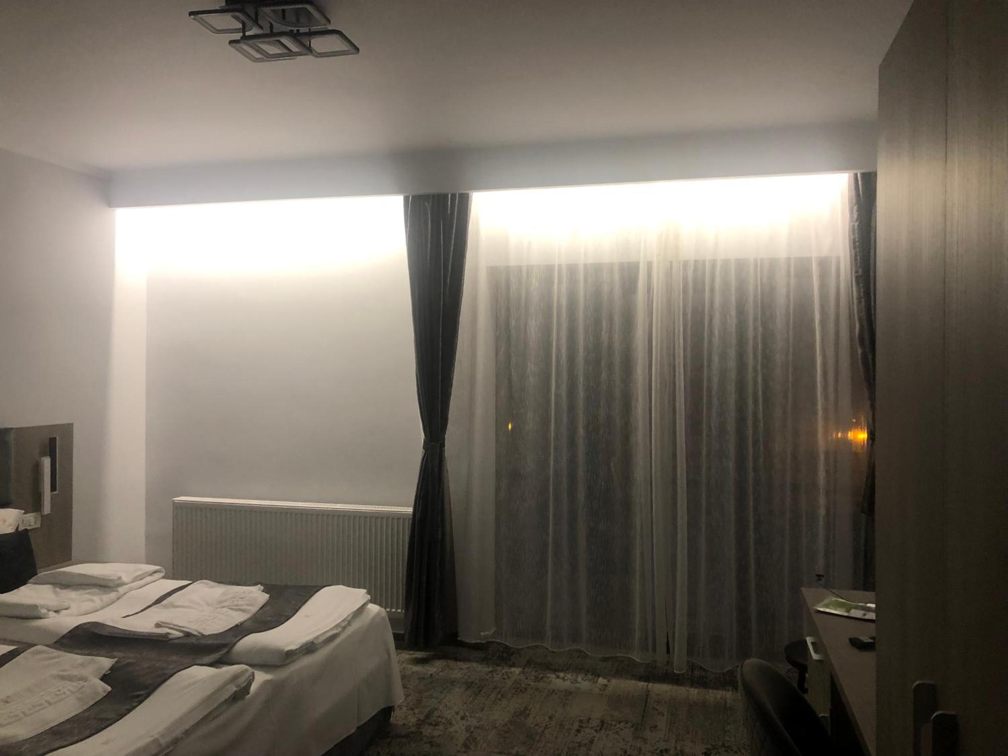 Sub Cetate Hotell Rîşnov Eksteriør bilde