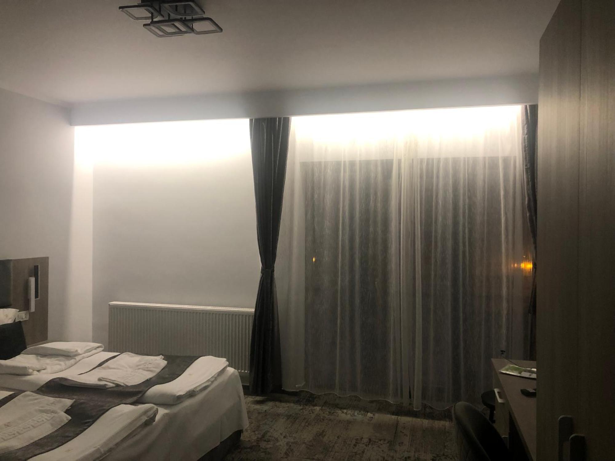 Sub Cetate Hotell Rîşnov Eksteriør bilde