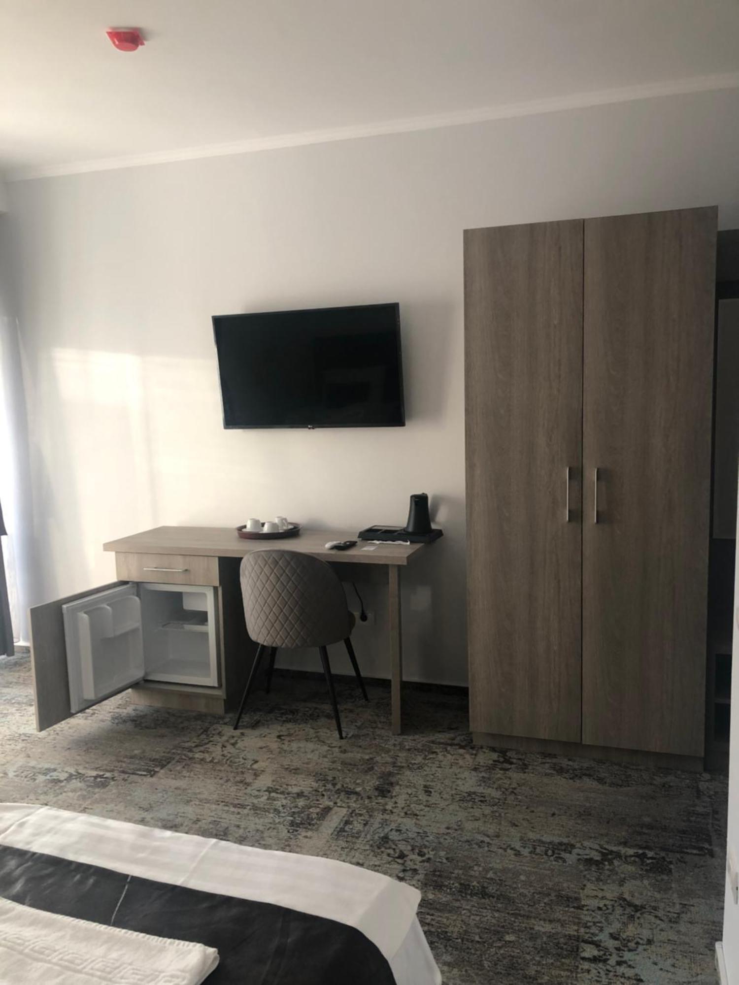 Sub Cetate Hotell Rîşnov Eksteriør bilde