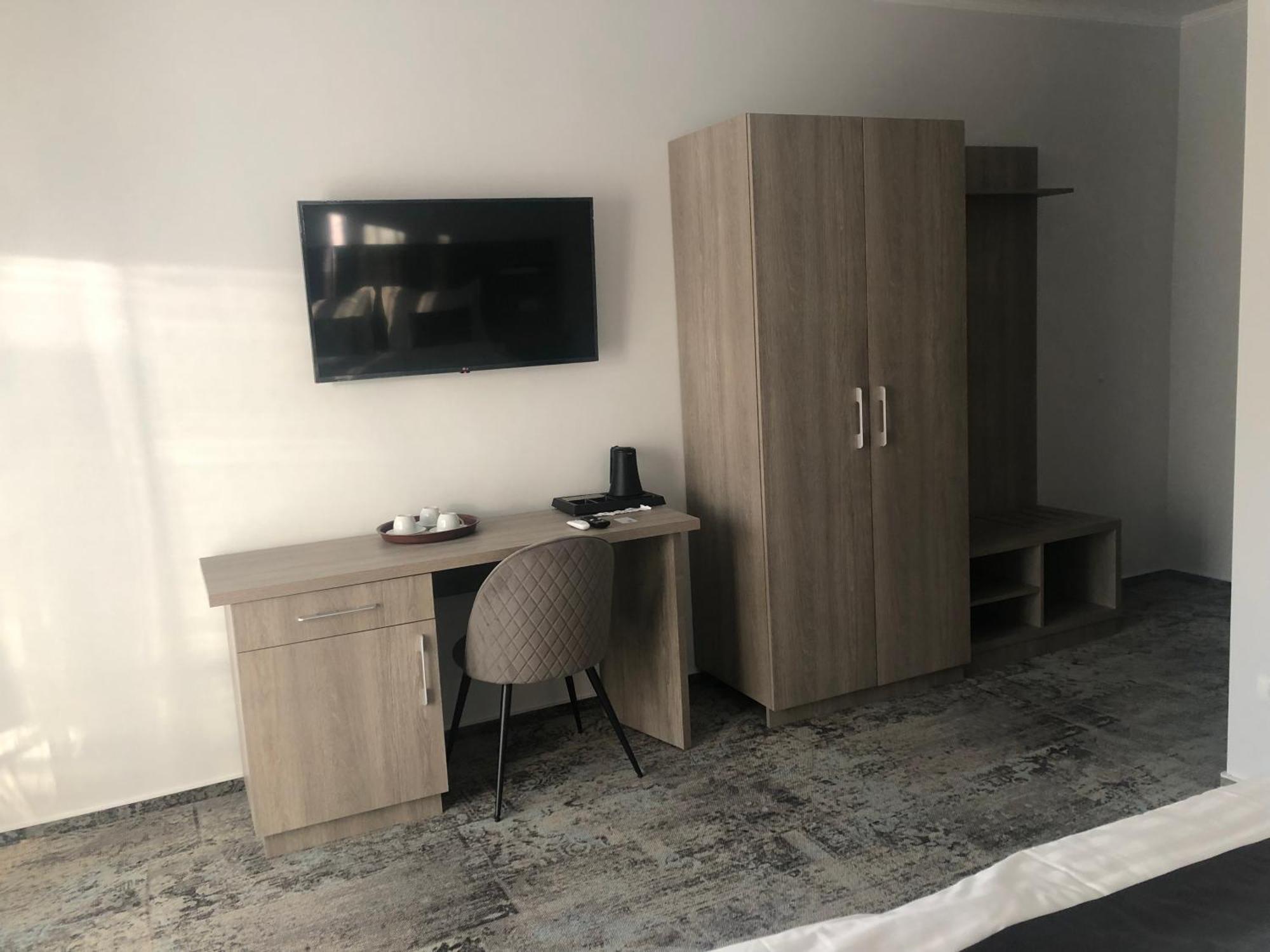 Sub Cetate Hotell Rîşnov Eksteriør bilde