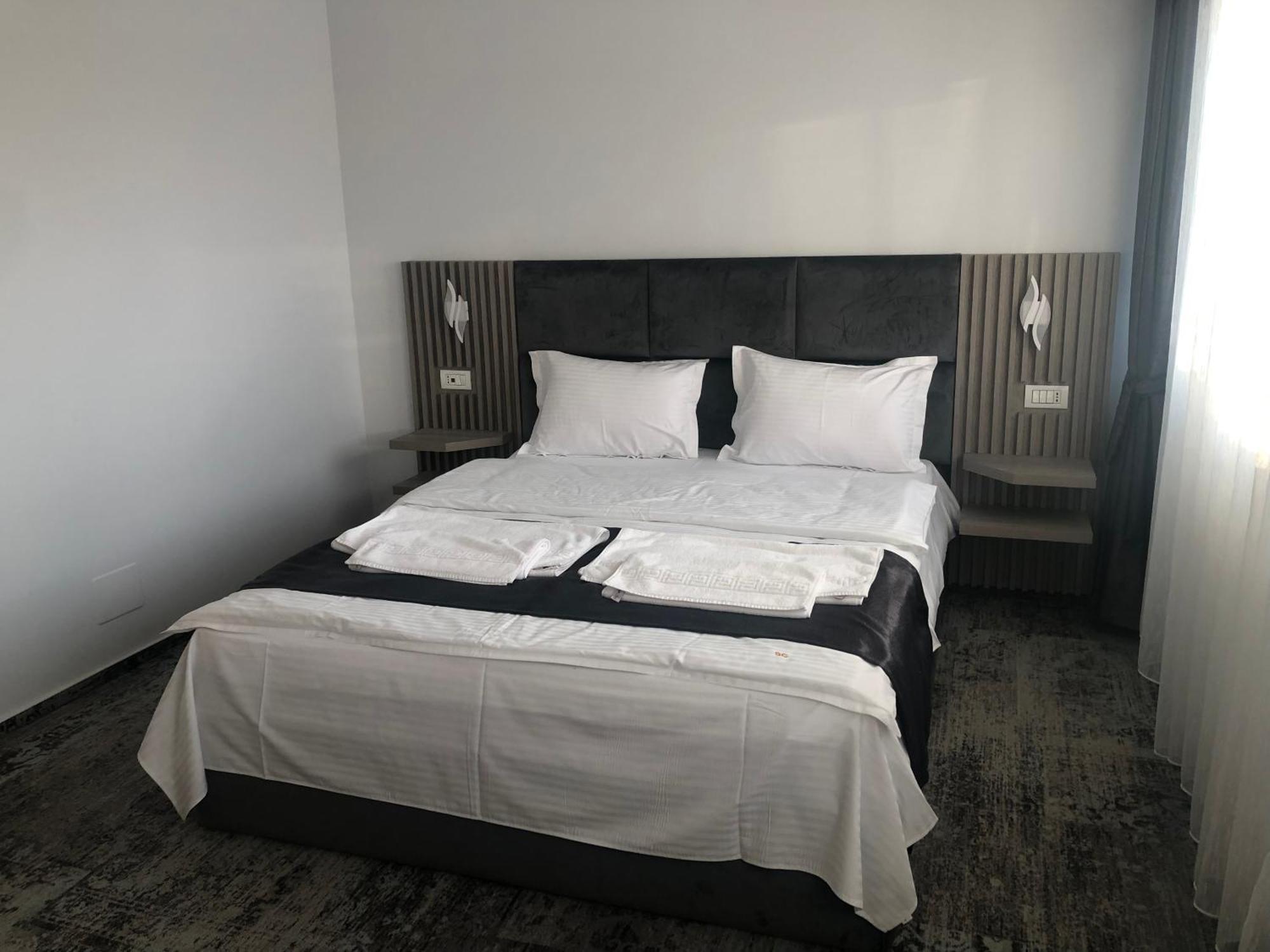 Sub Cetate Hotell Rîşnov Eksteriør bilde