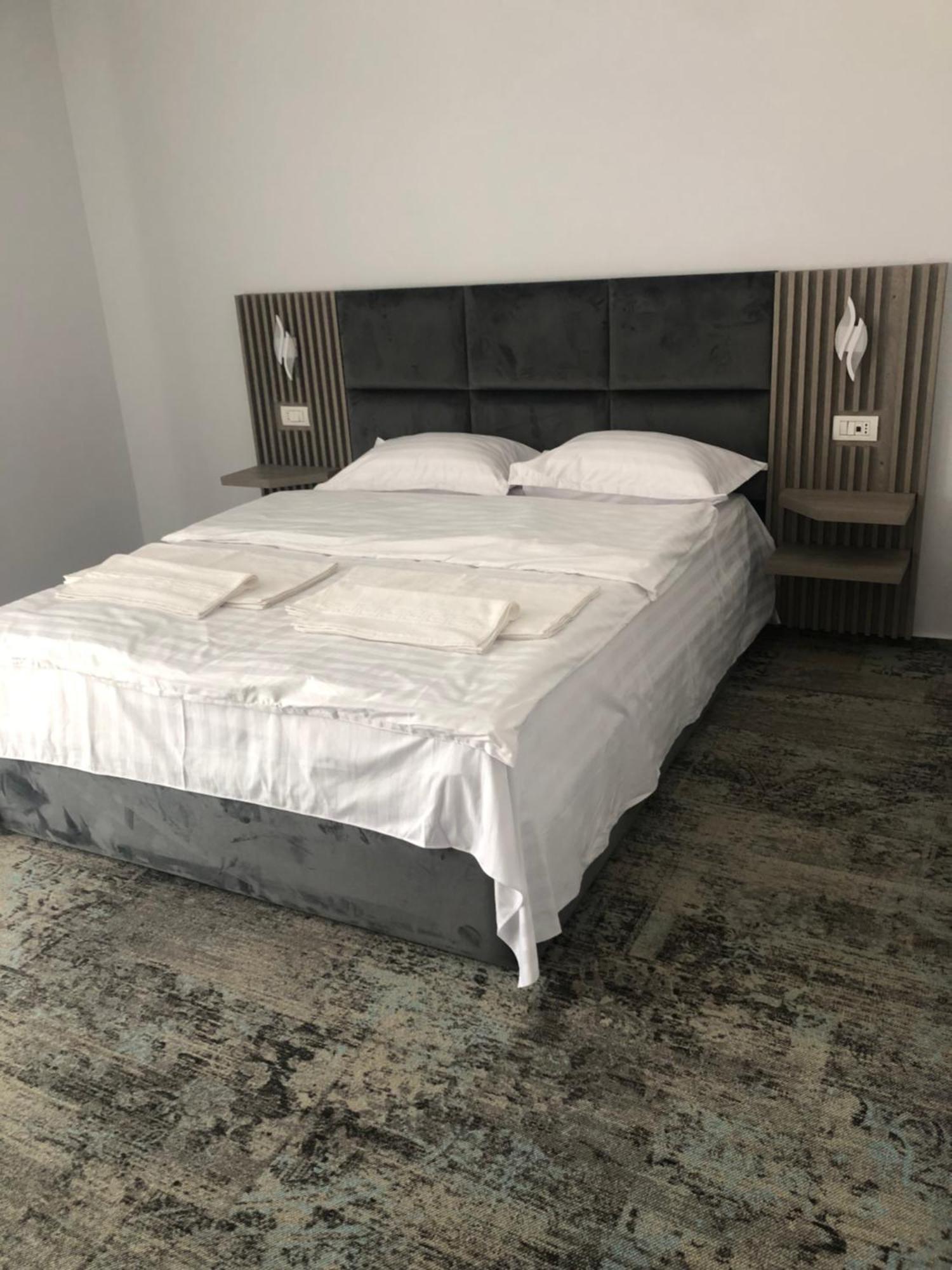 Sub Cetate Hotell Rîşnov Eksteriør bilde